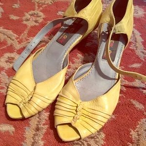 Yellow sandals by Everybody by S.Z. Moda